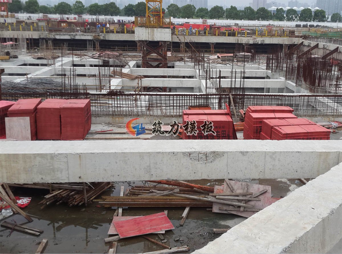 沭陽根本木業是專業生產清水建筑模板，酚醛膠建筑模板的廠家。